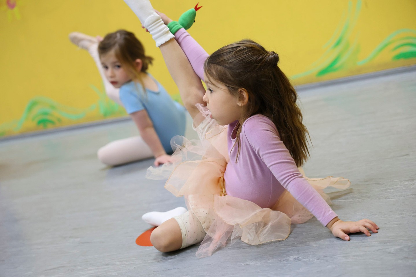 🌟✨ Every master was once a beginner! At our Youth Dance Studio, we believe practice makes progress! Whether you're a seasoned dancer or just starting, every move counts! 💃🕺
Are you ready to stretch, strengthen, and soar? Bring your best dance shoes and let’s turn those leg holds into show-stopping moments! Don’t forget to tag us in your practice videos; we love to see your progress! 🎥✨
#YouthDanceStudio #LegHolds #DanceJourney #PracticeMakesProgress #DanceWithJoy #FlamingoGoals